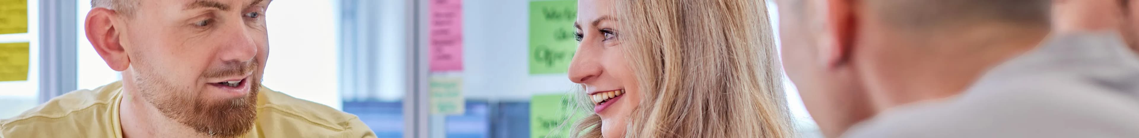 Zwei Mitarbeitende im Gespräch über Optimierungsstrategien zum Metall Glätten in einem agilen Projektumfeld bei Hommel+Keller